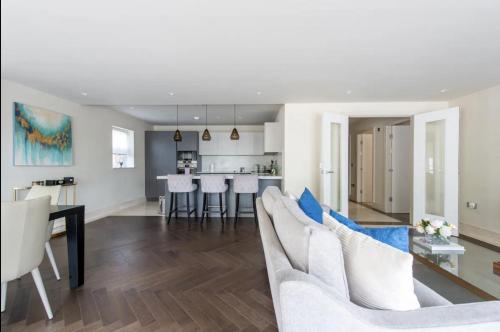 2BD, 2BA Urban Oasis - Apartment - Chigwell