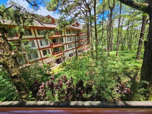 B&B Baguio City - The Forest Lodge at Camp John Hay with balcony and parking privately owned unit 272 - Bed and Breakfast Baguio City