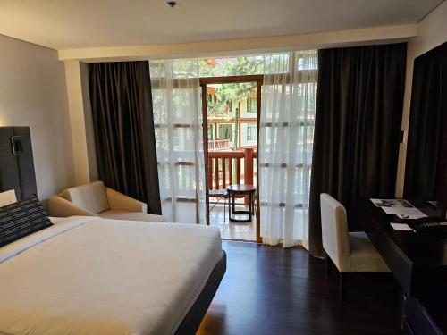 The Forest Lodge at Camp John Hay with balcony and parking privately owned unit 272 photo 3