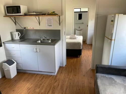 Aussie Outback Oasis Holiday Park in ชาเตอรส์ทาวเวอรส์