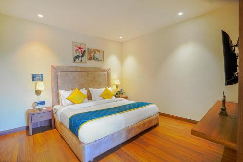 1 queen bed, 1 futon bed