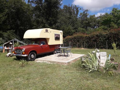 Le Pick up 403 vintage - Hotel - Oradour-sur-Glane