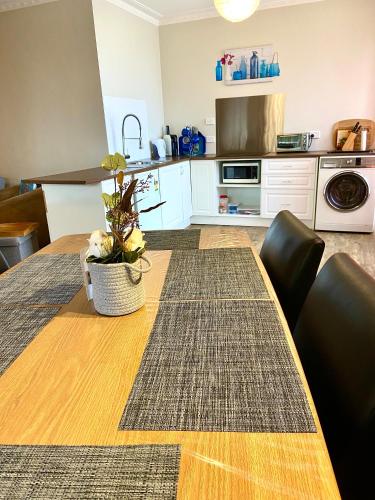 Ételek és italok, BROOKS,BFast,WiFi,Nflx,Walk2Shop,Liquor,Food in Észak-Geelong