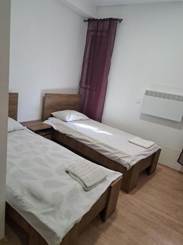 Villa Ika, Ploče