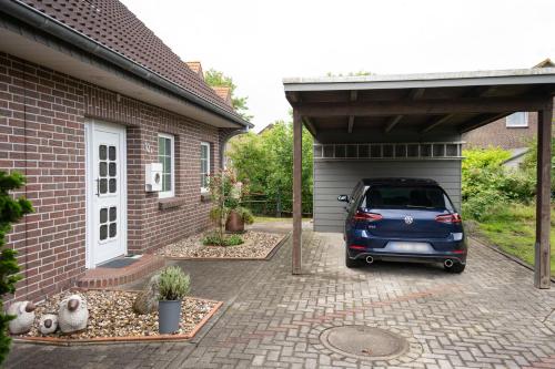 Haus Figaro mit Hund in Wangerland, Deutschland