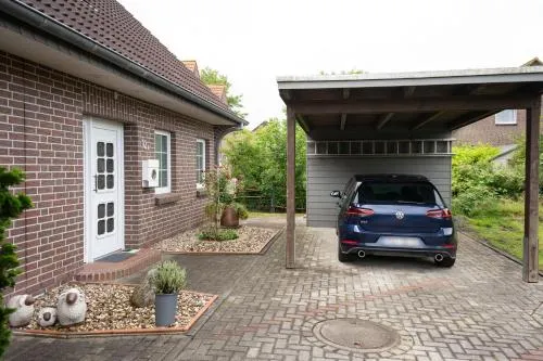 Haus Figaro mit Hund in Wangerland, Deutschland