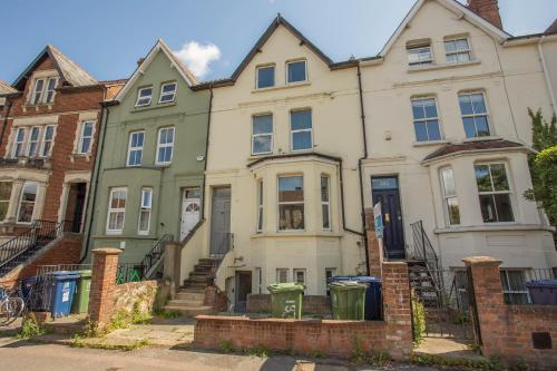 2BD flat with Patio@ Iffley Road