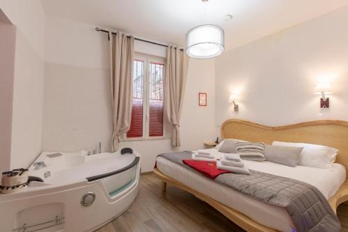 Flatinrome Trastevere Deluxe Rooms - Green Patio