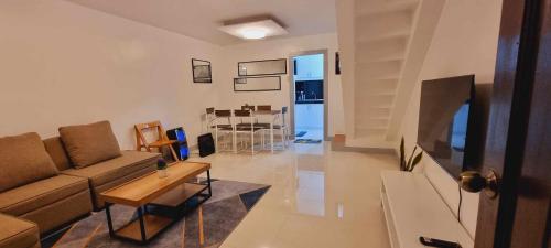 TRP16 - Cozy 2BR Townhouse near Clark Airport, Aquaplanet & Dino Island, Angeles