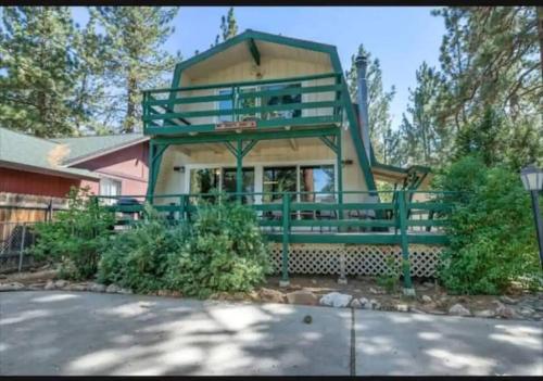 The Bears lair Perfect for Family w/all amenities in Big Bear City, USA
