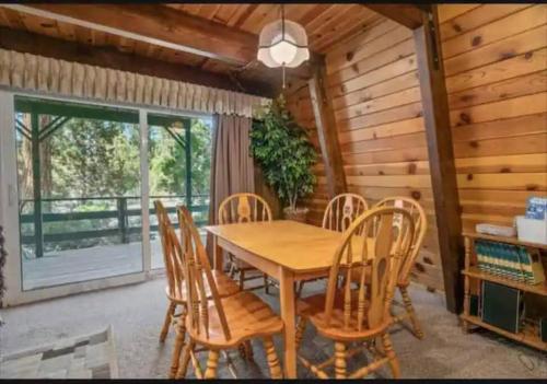 The Bears lair Perfect for Family w/all amenities in Big Bear City, USA