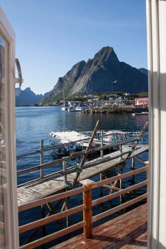 Authentic central located cabin close to Reinebringen Lofoten