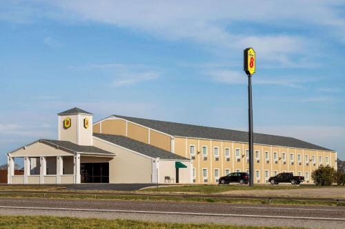 Super 8 by Wyndham Gainesville TX in Gainesville, USA