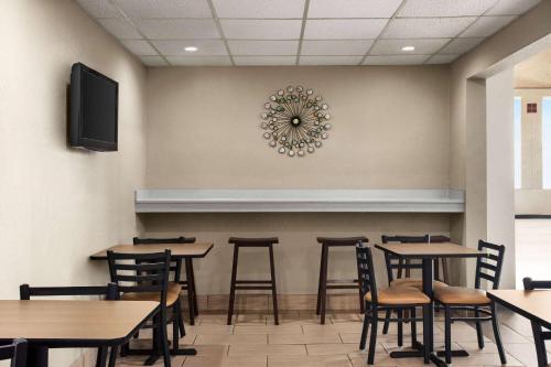 Super 8 by Wyndham Gainesville TX - image 2