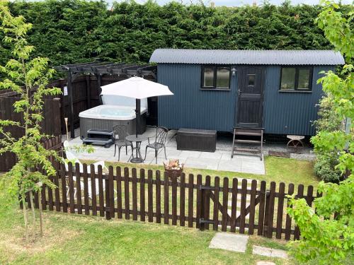 Shepherds Hut with Hot Tub - Apartment - Wells