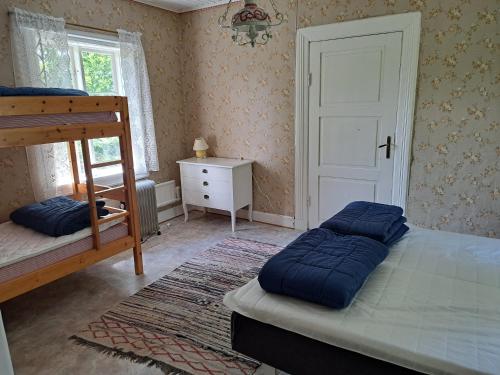 2 twin beds, 1 bunk bed