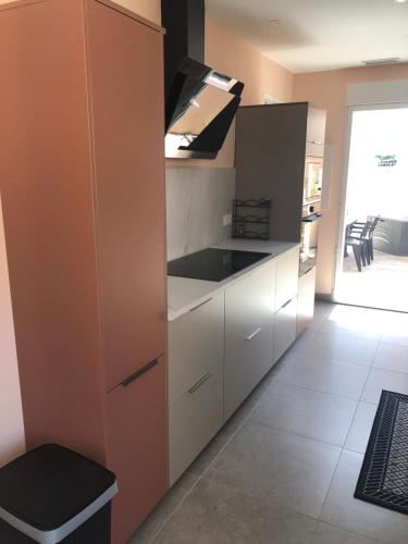 virtuve, VILLA O Chris spacieuse, 2 Terrasses, 1 SPA, a 15 mn de Marseille, de la Cote bleu et Aix en Provenc in Saint-Victoret