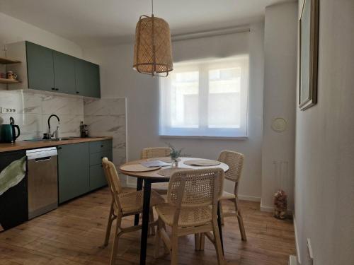 Iekārtas, Mystica - charming studio apartment on the beach in Obrovac
