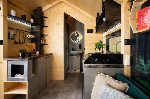 Tiny House Honzík (Tiny House Honzik) in 舒馬瓦山區霍日采