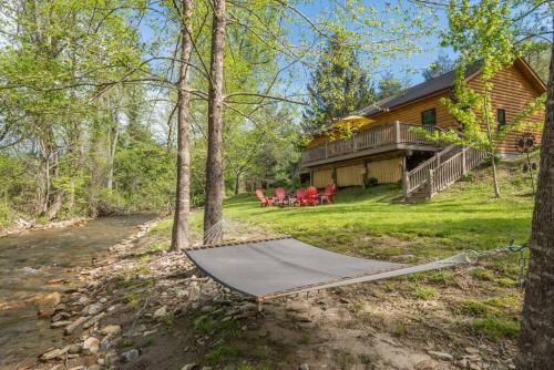 Riversong Cabin! Cozy Black Mountain Retreat in Black Mountain, USA