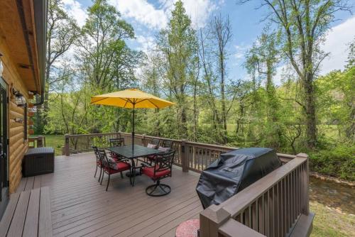 Riversong Cabin! Cozy Black Mountain Retreat in Black Mountain, USA