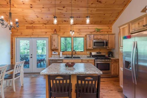 Riversong Cabin! Cozy Black Mountain Retreat in Black Mountain, USA