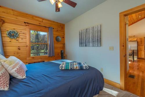 Riversong Cabin! Cozy Black Mountain Retreat in Black Mountain, USA