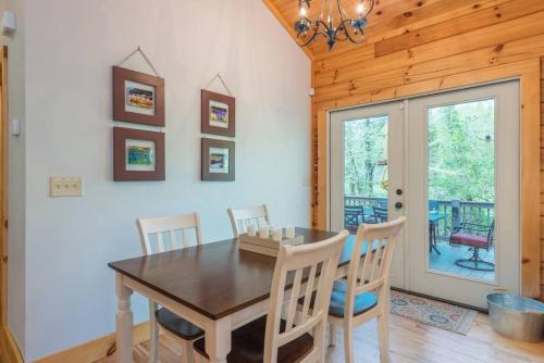 Riversong Cabin! Cozy Black Mountain Retreat in Black Mountain, USA