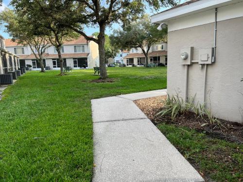 Upscale: Pool w/KING Bed, Long Stay by Tampa Palms