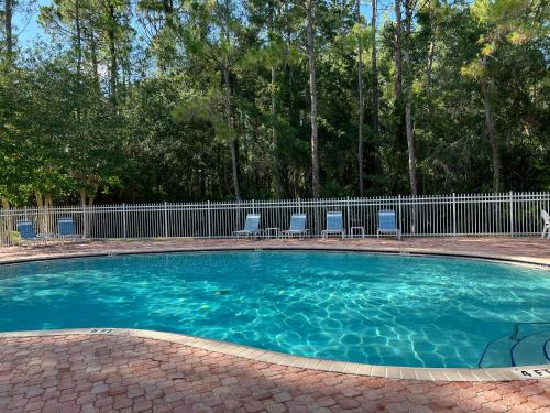 Upscale: Pool w/KING Bed, Long Stay by Tampa Palms