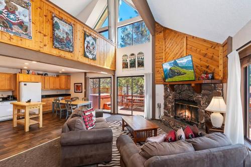 Beautiful 3 BR Cabin/Great Views/Lots of Amenities in Big Bear Lake, USA