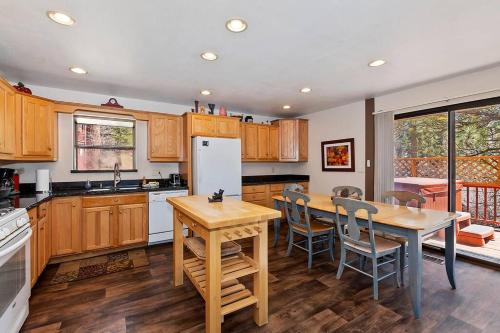 Beautiful 3 BR Cabin/Great Views/Lots of Amenities in Big Bear Lake, USA