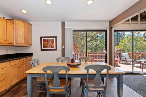 Beautiful 3 BR Cabin/Great Views/Lots of Amenities in Big Bear Lake, USA