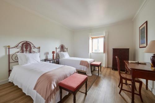 Deluxe Bedroom in Farmhouse, Swimming Pool, By TimeCooler in Sobral de Monte Agraco