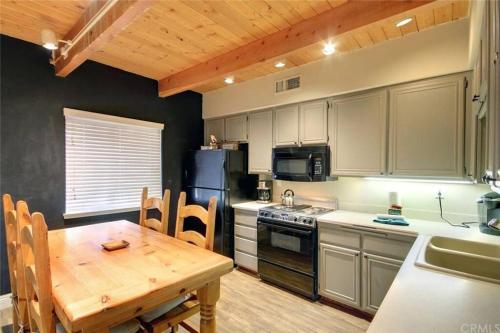 Cozy Mountain Retreat with Private Jacuzzi in Big Bear Lake, USA
