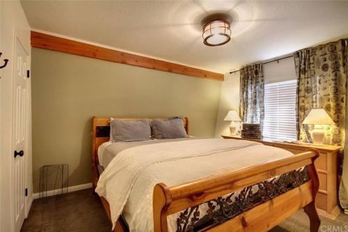 Cozy Mountain Retreat with Private Jacuzzi in Big Bear Lake, USA