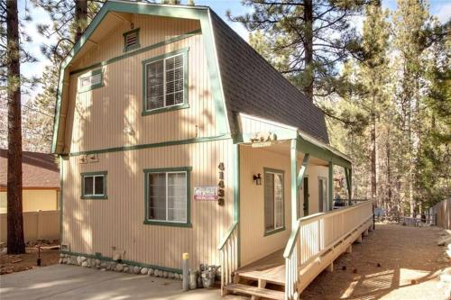 Cozy Mountain Retreat with Private Jacuzzi in Big Bear Lake, USA