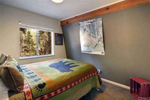 Cozy Mountain Retreat with Private Jacuzzi in Big Bear Lake, USA