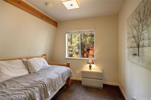 Cozy Mountain Retreat with Private Jacuzzi in Big Bear Lake, USA