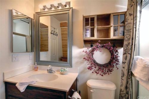 Cozy Mountain Retreat with Private Jacuzzi in Big Bear Lake, USA