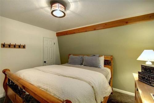 Cozy Mountain Retreat with Private Jacuzzi in Big Bear Lake, USA