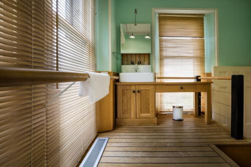 Yewfield Vegetarian Guest house Room Type - Suite with Garden View