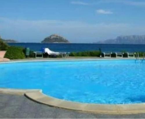  Modern flat in residence with pool and direct sea access, Unterkunft in Casa Tamponi