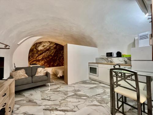 Cave House Apartment in Menton