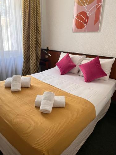 Double Room image 10