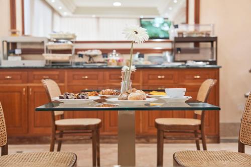 อาหารและเครื่องดื่ม, โรงแรมไซราโน สปา (Hotel Cyrano Spa) in ซารอนโน่