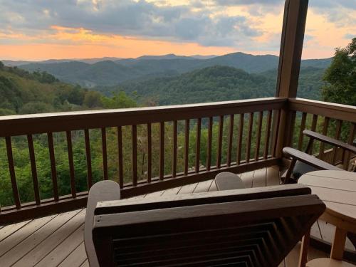 Firefly Cabin! Hot Tub, Sauna, near Ski Resort in Swiss, USA