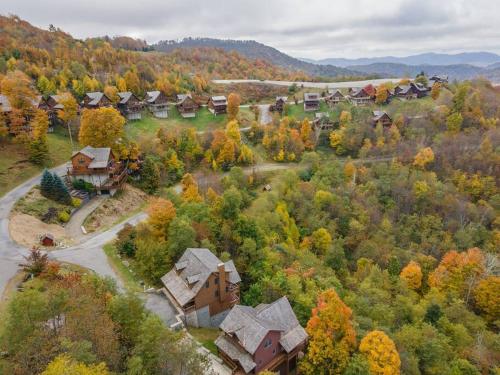 Firefly Cabin! Hot Tub, Sauna, near Ski Resort in Swiss, USA