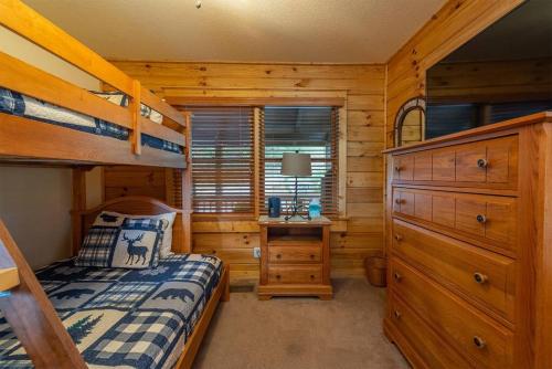 Firefly Cabin! Hot Tub, Sauna, near Ski Resort in Swiss, USA
