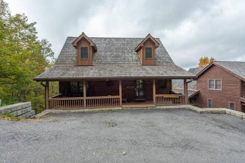 Firefly Cabin! Hot Tub, Sauna, near Ski Resort in Swiss, USA